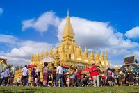 Thạt Luổng - địa điểm du lịch văn hoá tâm linh ở thủ đô Vientiane, Lào.