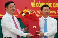 Bí thư Trung ương Đảng, Trưởng ban Tuyên giáo Trung ương Nguyễn Trọng Nghĩa trao quyết định điều động cho ông Trần Thanh Lâm (phải). Ảnh: Hoàng Nam