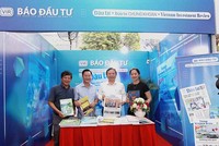 Phó chủ tịch UBND TP.HCM tham quan gian hàng trưng bày Báo Đầu tư