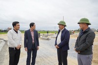 Phó chủ tịch UBND tỉnh Quảng Bình Đoàn Ngọc Lâm (thứ hai, trái ảnh) kiểm tra tiến độ một khu tái định cư phục vụ dự án cao tốc Bắc - Nam.