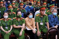 Bị cáo Đỗ Thị Nhàn (thứ 2, từ phải sang) tại phiên tòa