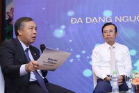 Ông Lê Trọng Minh, Tổng Biên tập Báo Đầu tư (bên trái), điều phối phiên thảo luận "đa dạng nguồn thu cho các cơ quan báo chí". Ảnh: Lê Toàn