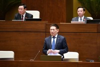 Bộ trưởng Bộ Tài chính Hồ Đức Phớc trả lời chất vấn.
