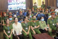 Bị cáo Trương Mỹ Lan (hàng đầu, thứ hai từ trái sang) tại phiên tòa