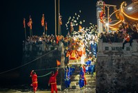 Đông đảo nhân dân và du khách về dự Lễ dâng hương chính hội Lễ hội Đảo Dấu 