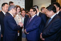 Thủ tướng Chính phủ Phạm Minh Chính trao đổi cùng đại diện các doanh nghiệp FDI. (Ảnh: Nhật Bắc)