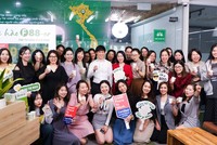 Ông Phùng Anh Tuấn và CBNV F88 chúc mừng F88 nhận chứng nhận là nơi làm việc xuất sắc nhất năm 2024 
