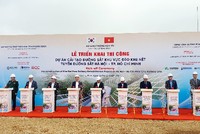 Các đại biểu nhấn nút khởi công dự án