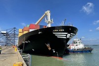 Một tàu container trọng tải lớn cập cảng SSIT.