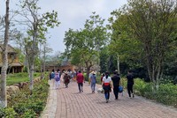 Du khách đến với Yên Tử, khu du lịch tâm linh nổi tiếng của tỉnh Quảng Ninh. Ảnh: Quỳnh Nga