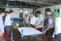 Bí thư Tỉnh ủy Quảng Bình Vũ Đại Thắng (thứ 5 từ phải sang) kiểm tra tiến độ thực hiện dự án.