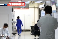 Bên trong khoa cấp cứu của một bệnh viện ở Seoul, Hàn Quốc. (Ảnh: Yonhap/TTXVN)