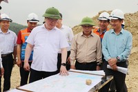 Chủ tịch UBND tỉnh Nghệ An Nguyễn Đức Trung kiểm tra hiện trường dự án. Ảnh: Ngheangov.vn