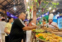 Các khu gian hàng ẩm thực 3 miền thu hút nhiều người dân và du khách.