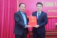 Phó Bí thư Thường trực Tỉnh uỷ Quảng Bình Trần Hải Châu (trái ảnh) trao quyết định cho tân Bí thư Huyện uỷ Lệ Thuỷ Phan Thanh Cường