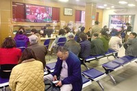 Số lượng người đến công chứng hợp đồng mua bán nhà đất tăng vọt trong thời gian qua. Ảnh: Thanh Vũ