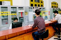 Người lao động giao dịch tại cơ quan bảo hiểm xã hội. Ảnh: Dũng Minh