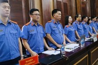 Đại diện Viện Kiểm sát đưa ra quan điểm đối đáp với luận cứ của các luật sư về tình tiết tăng nặng, giảm nhẹ trong vụ án. (Ảnh: Hoàng Giang)