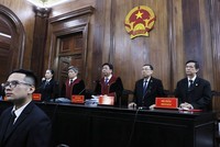 Hội đồng xét xử đề nghị các luật sư lưu ý khi sử dụng các tài liệu trong phần bào chữa của mình.