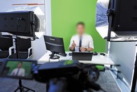 Hình thức mua sắm online phát triển mạnh mẽ, các phiên livestream thu về tiền tỷ không còn hiếm gặp. Ảnh: Dũng Minh