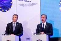 Từ trái qua phải: Phó Chủ tịch điều hành Ủy ban châu Âu Valdis Dombrovskis và Ngoại trưởng Mỹ Antony Blinken, tại cuộc họp báo sau khi kết thúc hội nghị. (Ảnh: TTXVN phát)