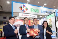 Ông Choi Youngsam, Đại sứ Hàn Quốc tại Việt Nam (thứ hai từ trái sang) ghé thăm gian hàng Hàn Quốc tại Vietnam Expo 2024.