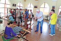 Khách du lịch tham quan, xem trình diễn các làng nghề truyền thống tại Ninh Thuận