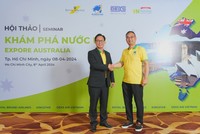 Ông Trần Giang San, Giám đốc Chi nhánh Tập đoàn Desk Air Việt Nam (bìa trái) cùng ông Herman, CEO Kingstar (bìa phải) tại Hội thảo "Khám phá nước Úc".