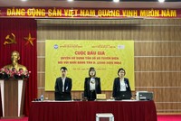 Đấu giá viên của Công ty đấu giá Hợp danh số 5 Quốc gia đang phiên đấu giá băng tần B1.