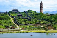 Chùa Bái Đính nằm ở phía Bắc Quần thể danh thắng Tràng An thu hút khách du lịch bởi sự tráng lệ, linh thiêng và các kỷ lục thế giới.