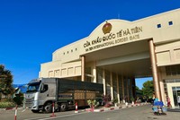 Phương tiện chở hàng hóa thông quan qua cửa khẩu quốc tế Hà Tiên, tỉnh Kiên Giang