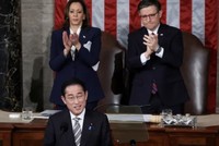 Phó tổng thống Mỹ Kamala Harris và Chủ tịch Hạ viện Mỹ Mike Johnson vỗ tay khi Thủ tướng Nhật Bản Fumio Kishida phát biểu tại cuộc họp chung của Quốc hội ở Washington, Mỹ vào ngày 11/4/2024. Ảnh: Reuters