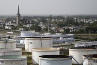 Bể chứa dầu tại kho dự trữ ở Donges, Pháp. (Ảnh: AFP/TTXVN)