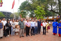 Đoàn khảo sát tham quan tại Đình Nội (thuộc làng Bình Đà, xã Bình Minh, huyện Thanh Oai).