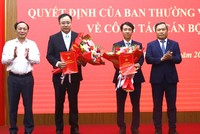 Bí thư Tỉnh ủy Quảng Bình Vũ Đại Thắng và Phó bí thư Thường trực Tỉnh ủy Trần Hải Châu trao quyết định và tặng hoa chúc mừng ông Nguyễn Nguyên Lực (thứ 2, phải ảnh) và ông Diệp Tùng Lâm (thứ 2, trái ảnh). Ảnh: Hiền Chi