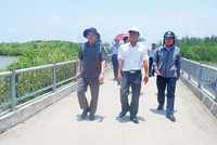 Chủ tịch UBND tỉnh Bến Tre Trần Ngọc Tam (bìa trái) khảo sát vùng ven biển huyện Thạnh Phú để mời gọi đầu tư phát triển du lịch ven biển