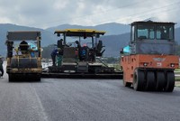 Thi công thảm bê tông nhựa tại Dự án cao tốc Diễn Châu - Bãi Vọt. (Ảnh: TTXVN).