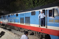 Ông Đặng Sỹ Mạnh, Chủ tịch HĐTV Tổng công ty Đường sắt Việt Nam hướng dẫn đoàn tàu đầu tiên vượt hầm Eo Gió sau hơn 10 ngày ách tắc do đất đá sạt trượt.