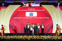 Đại diện Tập đoàn DIC nhận giải thưởng Top 10 Chủ đầu tư Bất động sản năm 2024.