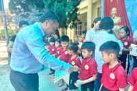 Tổng Biên tập Báo Đầu tư Lê Trọng Minh trao học bổng cho các em học sinh trường Tiểu học Khả Phong.
