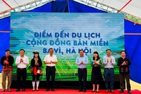 Các đại biểu công bố Điểm đến du lịch cộng đồng bản Miền. (Ảnh: Hoàng Quyên)