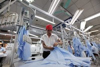 Nhiều doanh nghiệp dệt may, da giày, gỗ đã nhận đơn hàng đến hết tháng 9/2024