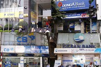 Nhiều năm nay, tiến độ ì ạch trong cơ cấu lại các tổ chức tín dụng, nhất là xử lý các tổ chức tín dụng yếu kém luôn được đề cập tại nghị trường. Ảnh: Đức Thanh