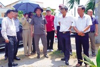 Ông Trần Ngọc Tam, Chủ tịch UBND tỉnh Bến Tre (thứ 3 từ phải sang) cùng các nhà đầu tư tham quan, khảo sát và định hướng đầu tư vào các huyện ven biển Bến Tre