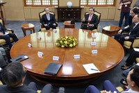 Ngoại trưởng Hàn Quốc Park Jin (giữa-phải) trong cuộc gặp các quan chức cấp cao Hàn Quốc, Nhật Bản, Trung Quốc ở Seoul (Hàn Quốc) ngày 25/9/2023. (Ảnh: Yonhap/TTXVN)