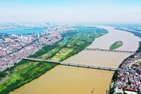 Các hoạt động kinh tế - xã hội của Vùng Đồng bằng sông Hồng được tổ chức thành 2 tiểu vùng (phía Bắc sông Hồng và phía Nam sông Hồng) với 1 vùng động lực quốc gia, 4 cực tăng trưởng và 5 hành lang kinh tế.