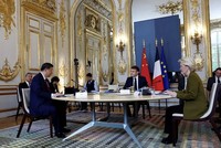 Tổng thống Pháp Emmanuel Macron, Chủ tịch Trung Quốc Tập Cận Bình (bên trái) và Chủ tịch Ủy ban châu Âu Ursula von der Leyen (bên phải) tham dự cuộc họp ba bên tại Cung điện Elysee ở Paris vào ngày 6/5/2024, trong khuôn khổ chuyến thăm cấp nhà nước hai ngày của Chủ tịch Trung Quốc tại Pháp. Ảnh: Reuters