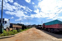 Xe tải chờ làm thủ tục qua Cửa khẩu Quốc tế Nam Giang.