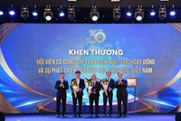 Ông Nguyễn Văn Bình - Nguyên Thống đốc NHNN (ngoài cùng bên phải) và ông Phạm Đức Ấn - Chủ tịch Hội đồng HHNHVN (ngoài cùng bên trái) trao giải “Hội viên đóng góp toàn diện nhất trong hoạt động và sự phát triển của HHNHVN”. Ông Đỗ Việt Hùng - Phó Bí thư Thường trực Đảng ủy, Thành viên HĐQT phụ trách hoạt động HĐQT đại diện Vietcombank nhận giải (đứng giữa)