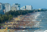 Suốt thời gian dài, Sầm Sơn chỉ hút khách đến tắm biển, ăn hải sản rồi về